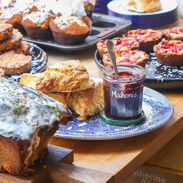 Petit-déjeuner sucré à La Bête Noire à Paris – Gâteaux maison et confiture artisanale"