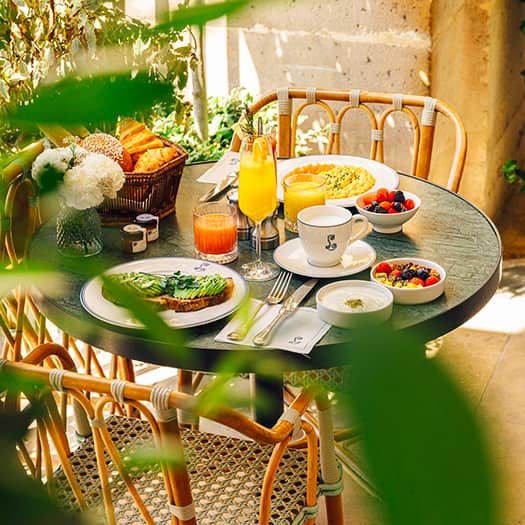 Petit-déjeuner en terrasse au Café Lapérouse à Paris – Avocado toast, viennoiseries, jus frais et café dans un cadre élégant