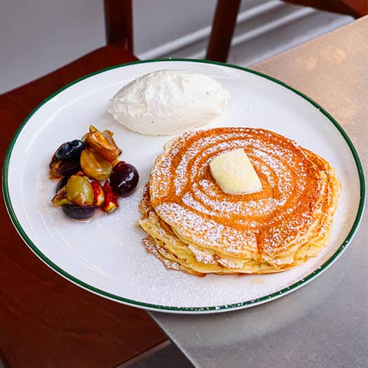 Petit-déjeuner gourmand chez Cult Coffee à Paris – Pancakes moelleux, fruits rôtis et crème fouettée