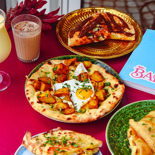 Petit-déjeuner exotique chez Kuna Bada à Paris – Pain traditionnel, œuf au plat et pommes de terre épicées