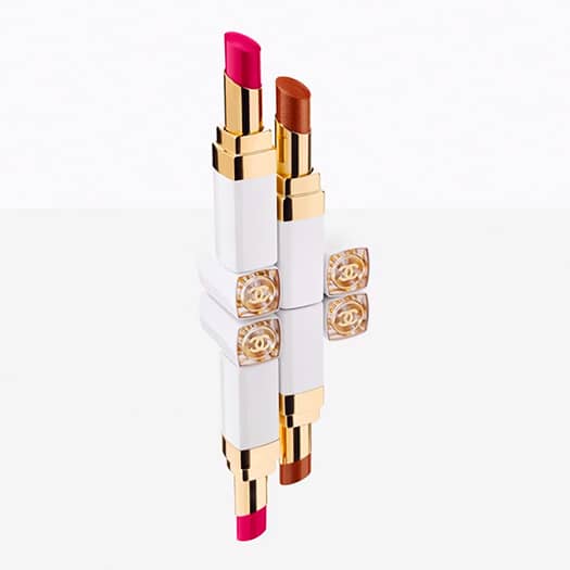 Rouge à lèvres Chanel en rose éclatant avec une finition brillante, idéal pour un look sophistiqué.