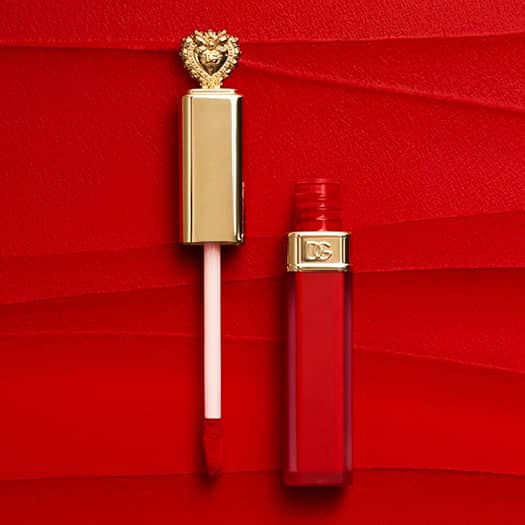 Rouge à lèvres liquide Dolce & Gabbana en rouge vif, doté d’un packaging raffiné avec détails dorés.