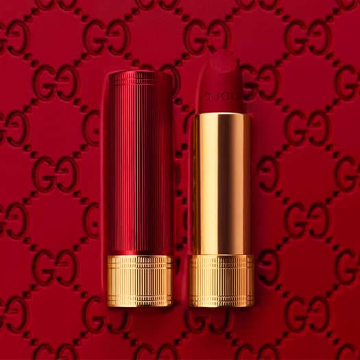 Rouge à lèvres Gucci en teinte rouge profond, un indispensable du maquillage de luxe.