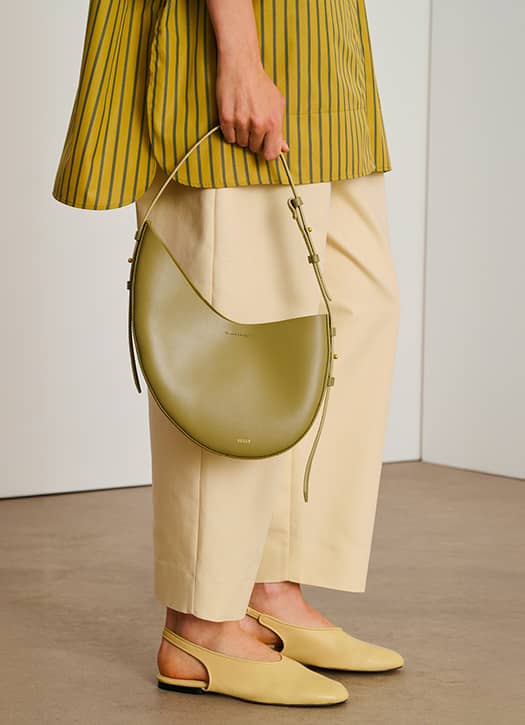 Sac vert Soeur à la forme épurée, accessoire minimaliste et élégant.