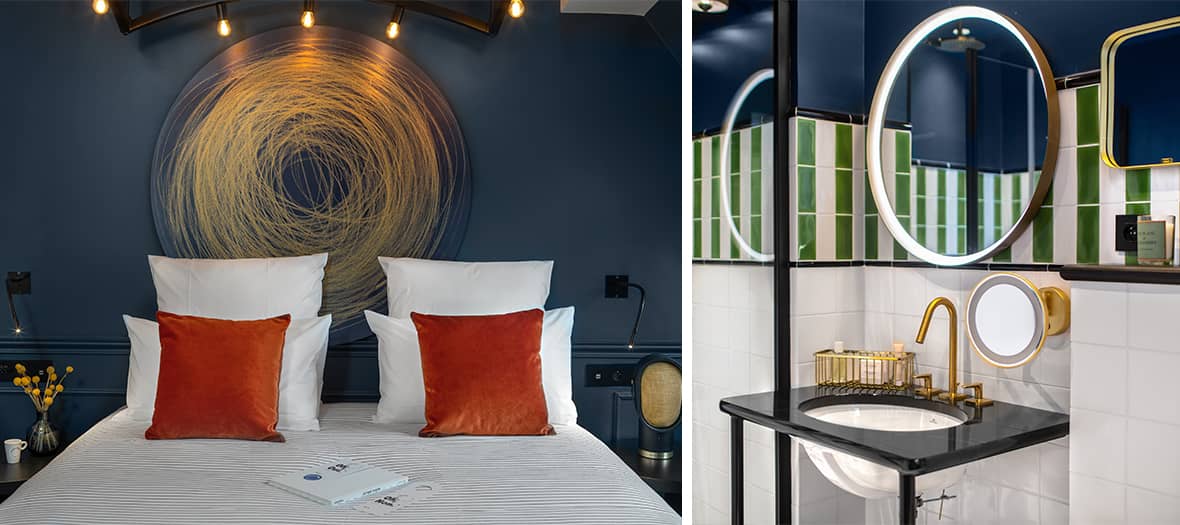 Hôtel Chouchou Paris : Chambre au design sophistiqué avec tête de lit en velours bleu, décoration artistique et coussins colorés. Salle de bain chic avec carrelage vert et touches dorées.