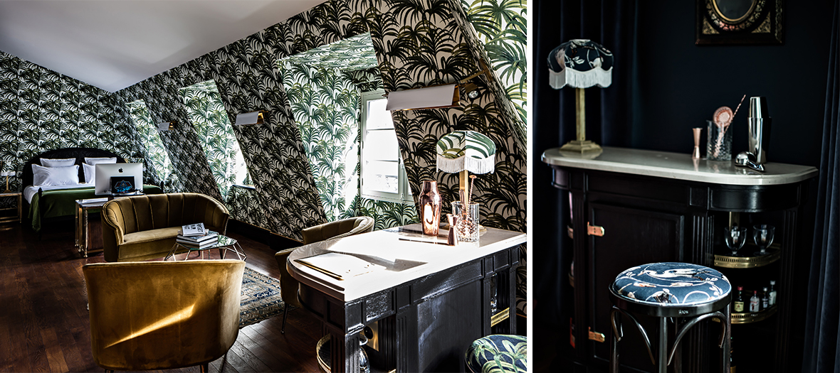 Hôtel Le Providence, Paris : Un intérieur éclectique et raffiné avec du papier peint tropical, du mobilier en velours vert et un bureau rétro. L’espace bar affiche un style vintage avec un comptoir noir et un tabouret tapissé de motifs.